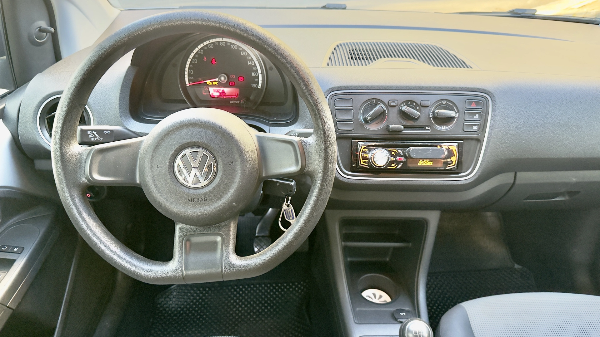 VOLKSWAGEN UP 1.0 MPI TAKE UP 12V FLEX 4P MANUAL 2016 BAIXA KM - Imagem 5