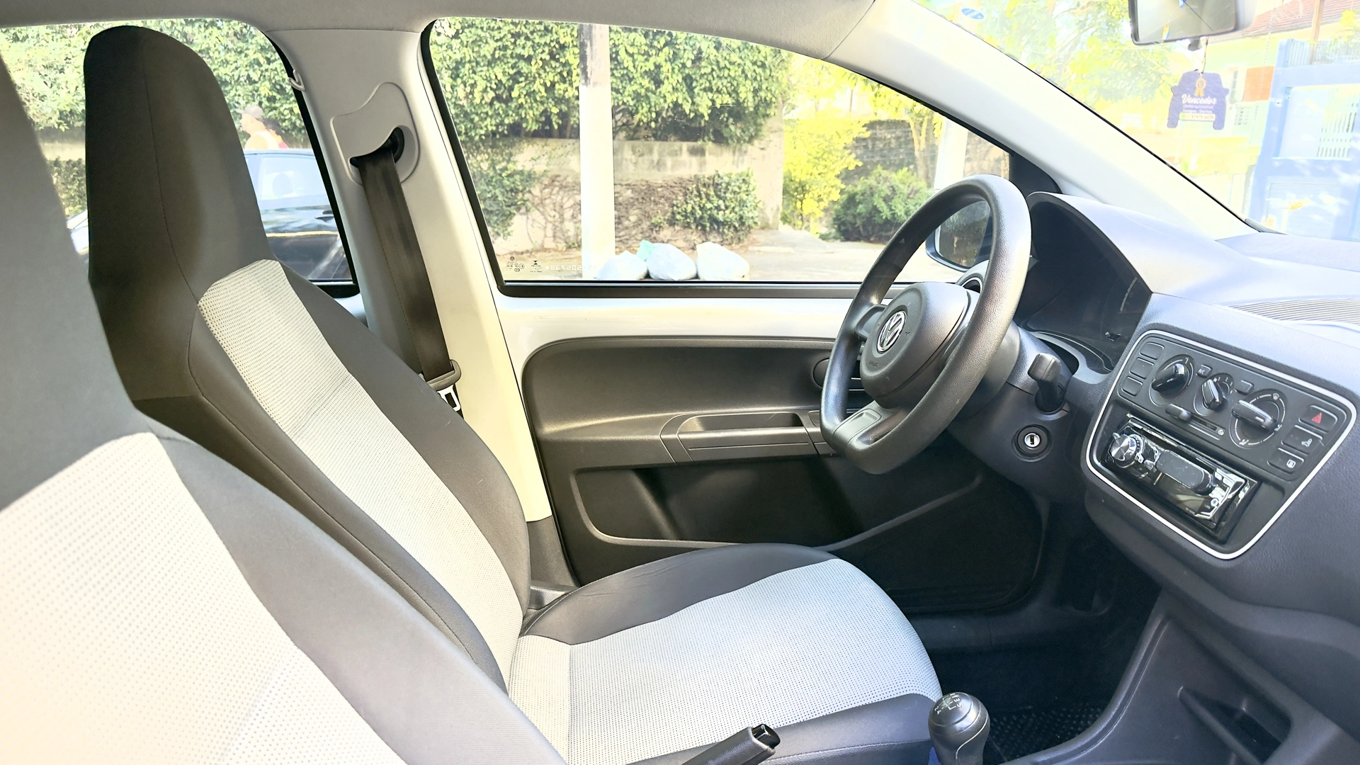 VOLKSWAGEN UP 1.0 MPI TAKE UP 12V FLEX 4P MANUAL 2016 BAIXA KM - Imagem 14